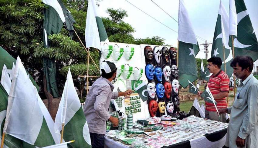 لاہور: نوجوان محنت کش نے جشن آزادی کی آمد کے موقع پر روڈ کنارے ..