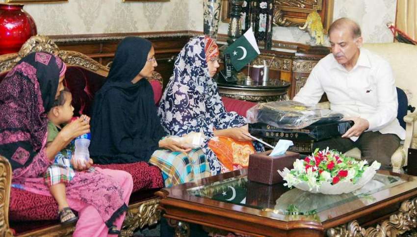لاہور: وزیر اعلیٰ پنجاب محمد شہباز شریف چکوال کے گاؤں تھنیل ..