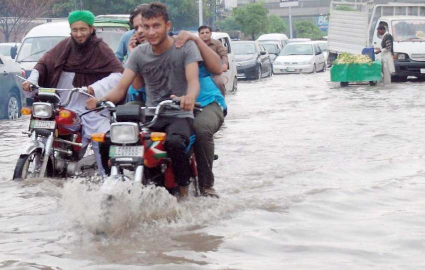 لاہور: صوبائی دارالحکومت میں موسلا دھار بارش کے بعد سڑک ..