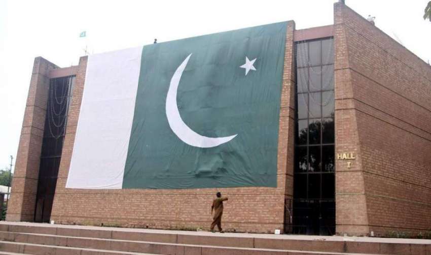 لاہور: جشن آزادی کی آمد کے سلسلہ میں الحمراء ہال کی عمارت ..