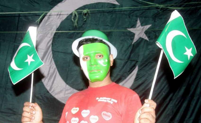 لاہور: جشن آزادی کی آمد کے سلسلہ میں ایک دوکاندار گاہکوں ..