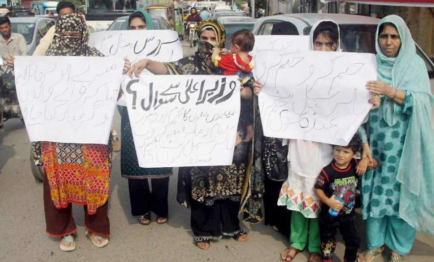 لاہور: لکھو ڈیر کی رہائشی خواتین بااثر افراد کی غندہ گردی ..