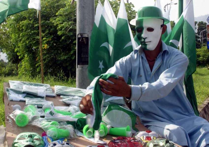 اسلام آباد: دکاندار 69ویں جشن یوم آزادی کی آمد کے سلسلے میں ..