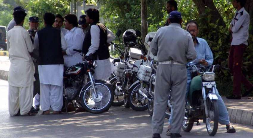 اسلام آباد: ٹریفک پولیس آفیسرز موٹر سائیکل سوارں کے چلان ..