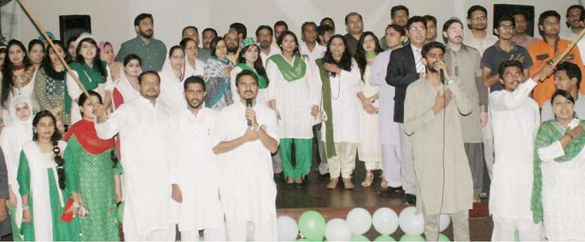 لاہور: شالیمار ہسپتال میں جشن آزادی تقریب کے شرکاء کا ڈائریکٹر ..