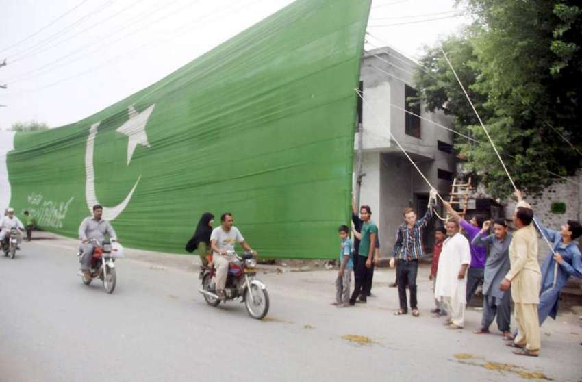 لاہور: جشن آزادی کی مناسبت سے باجا لائن کے رہائشی 60فٹ چوڑا ..