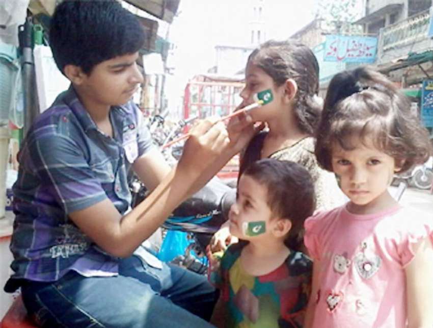 نارووال: جشن آزادی کے موقع پر کمسن بچیاں اپنے چہروں پر پاکستانی ..