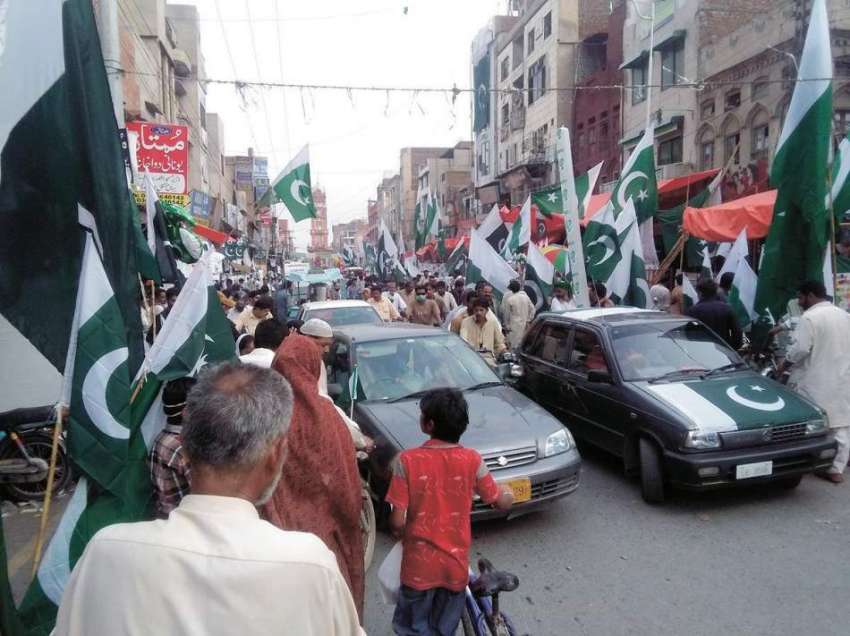 فیصل آباد: جشن آزادی منانے کے لیے امین پورہ بازار میں خریداری ..