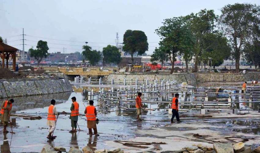 لاہور: مزدور مینار پاکستان کی جھیل کے تعمیراتی کام میں مصروف ..