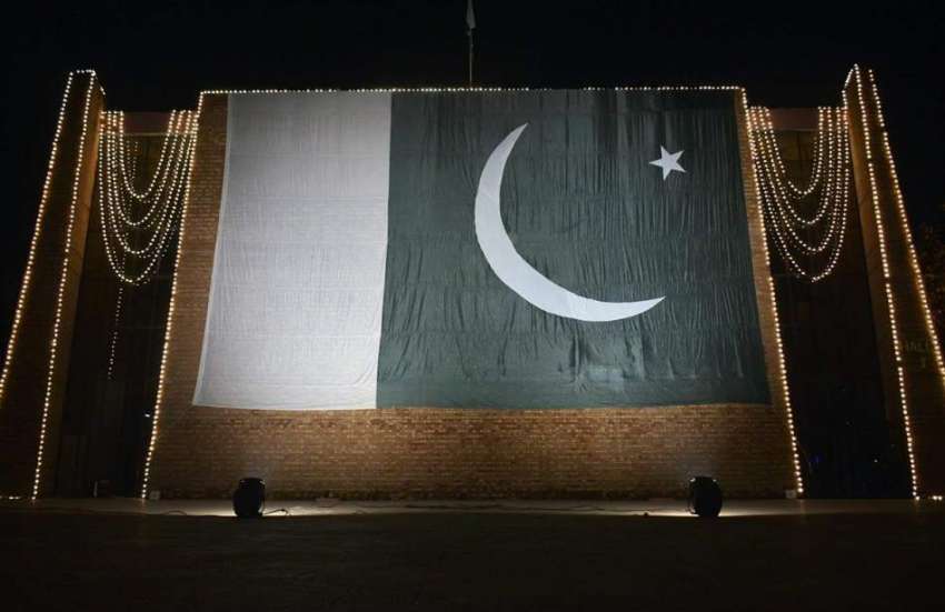 لاہور: جشن یوم آزادی کے سلسلے میں ایک عمارت پر بڑے سائز کا ..