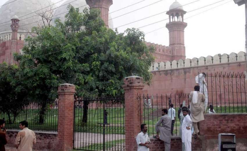 لاہور: شہری گیٹ بند ہونے پر جنگلا پھلانگ کر بادشاہی مسجد ..