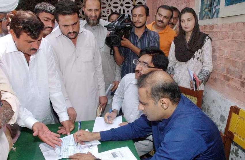 چنیوٹ: وفاقی وزیر برائے پانی و بجلی عابد شیر علی شہریوں کی ..