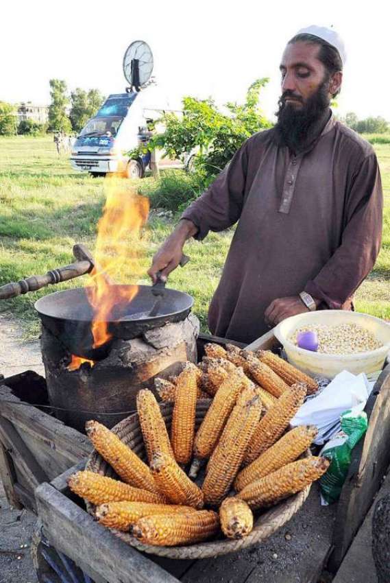اسلام آباد: ریڑھی بان فروخت کے لیے چھلیاں تیار کر رہا ہے۔