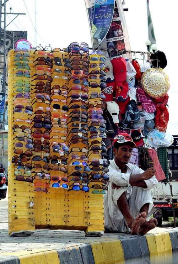 اسلام آباد: محنت کش روڈ کنارے عینکیں سجائے گاہکوں کا منتظر ..