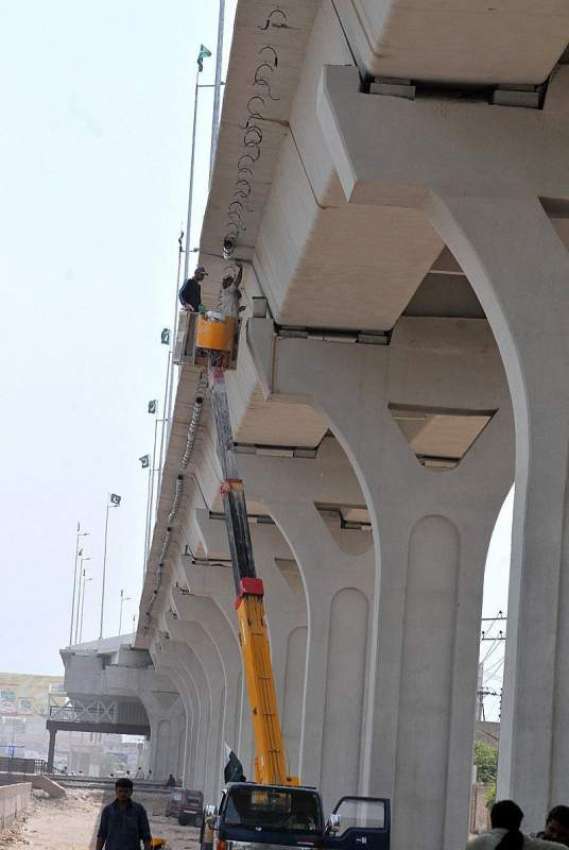 ملتان: مزدور میٹرو بس پل کے تعمیراتی کام کے فائنل مراحل تہہ ..