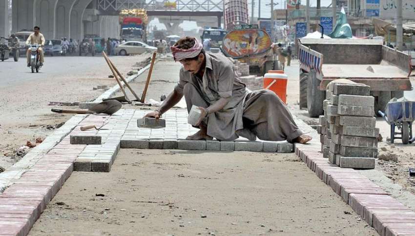 ملتان: شہر میں جاری ترقیاتی کاموں کے دوران مزدور سڑک کنارے ..