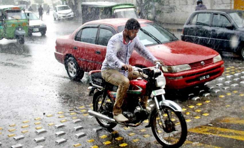 لاہور: صوبائی دارالحکومت میں ہونیوالی بارش کا منظر۔