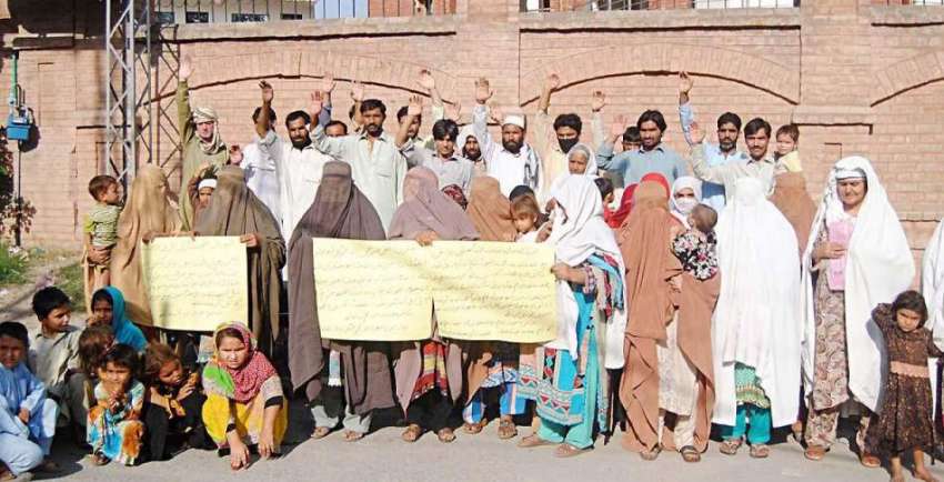 پشاور: قاضی کلے کی رہائشی خواتین پولیس کے خلاف احتجاجی مظاہرہ ..