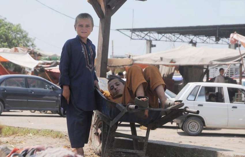 اسلام آباد: سبزی منڈی میں کام کے بعد ایک افغان بچہ ریڑھی ..