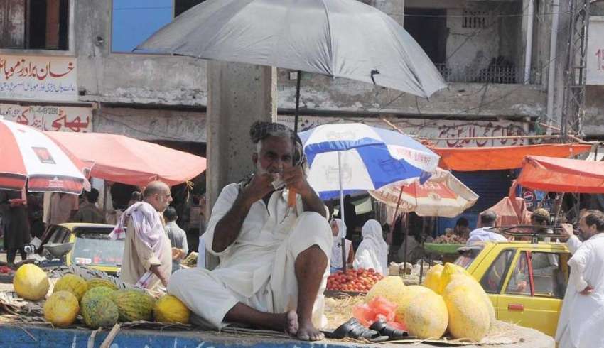 اسلام آباد: فروٹ منڈی میں ایک دکاندار خریداروں کے انتظار ..