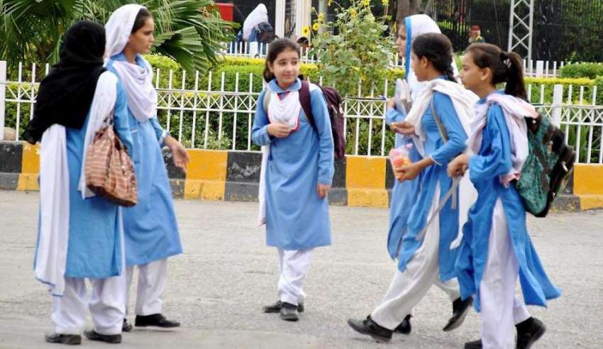 راولپنڈی: طالبات سکول سے چھٹی کے بعد گھروں کو واپس جا رہی ..