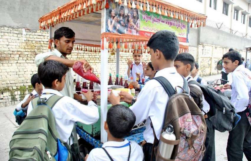 راولپنڈی: طلباء چھٹی کے بعد گولہ گنڈا خرید رہے ہیں۔