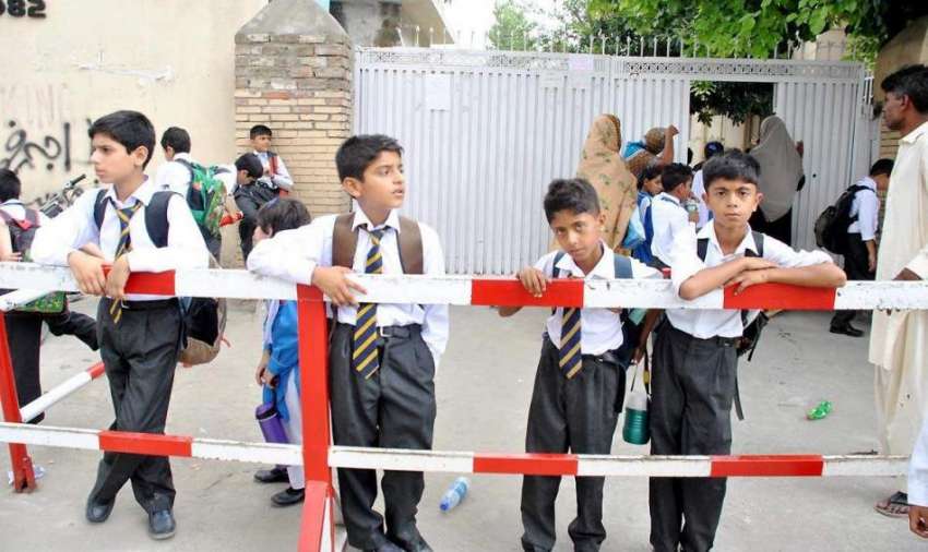 راولپنڈی: طلباء چھٹی کے بعد گاڑی کے انتظار میں کھڑے ہیں۔