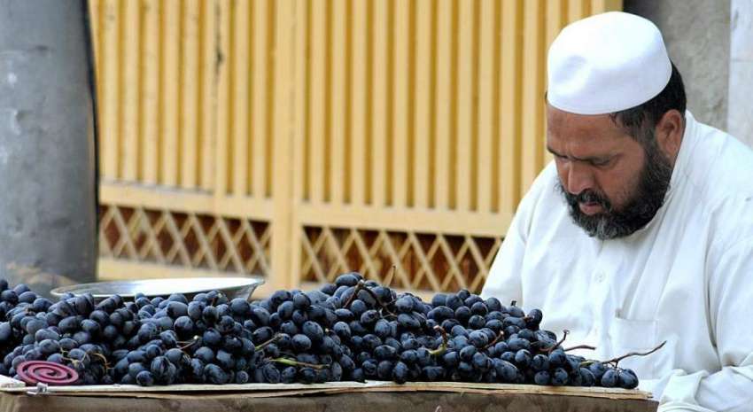 راولپنڈی: ریڑھی بان ریڑھی پر انگور سجائے گاہکوں کے انتظار ..