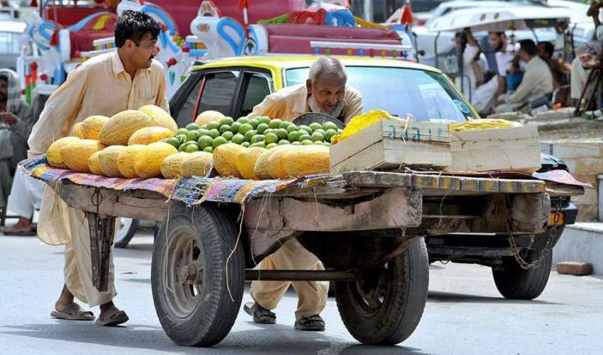 راولپنڈی: محنت کش ہتھ ریڑھے پر موسمی پھل رکھے فروخت کے لیے ..