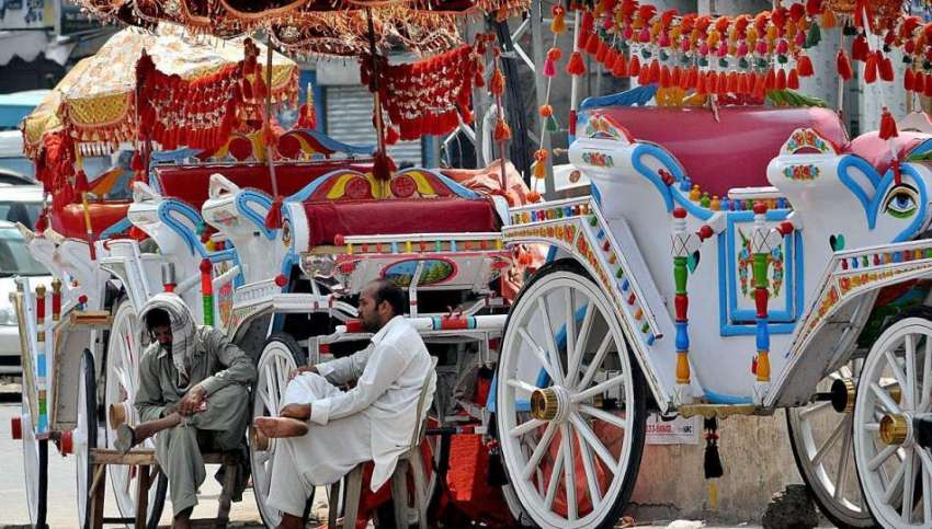 راولپنڈی: شادی بیاہ میں استعمال کی جانیوالی بگھی سجائے دو ..