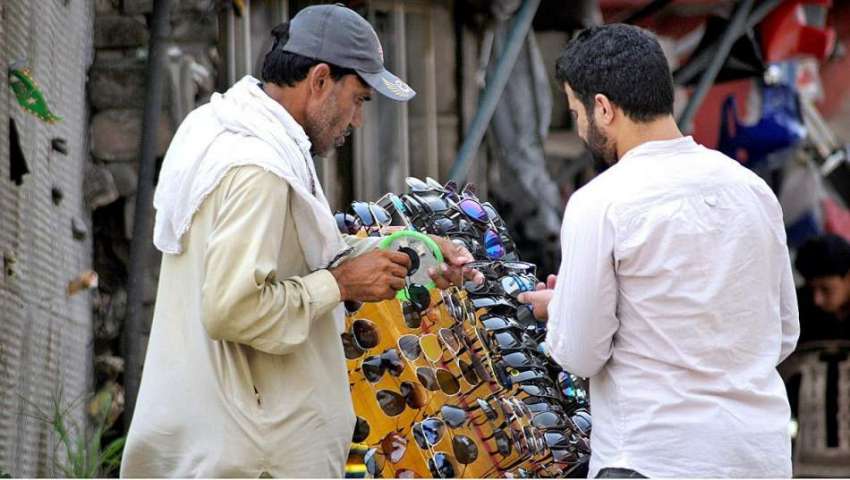 راولپنڈی: محنت کش سڑک کنارے دھوپ سے بچنے کے لیے عینکیں سجائے ..