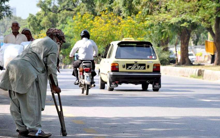 اسلام آباد: ایک معمر شخص سڑک کراس کرنے کی کوشش کر رہا ہے۔