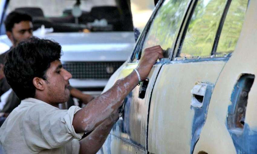 اسلام آباد: محنت کش گاڑی کو ری پینٹ کرنے کے لیے رگڑائی کر ..