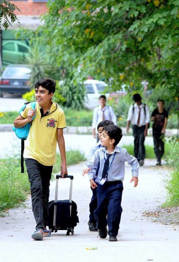 اسلام آباد: سکول سے چھٹی کے بعد بچے گھروں کو واپس جا رہے ہیں۔