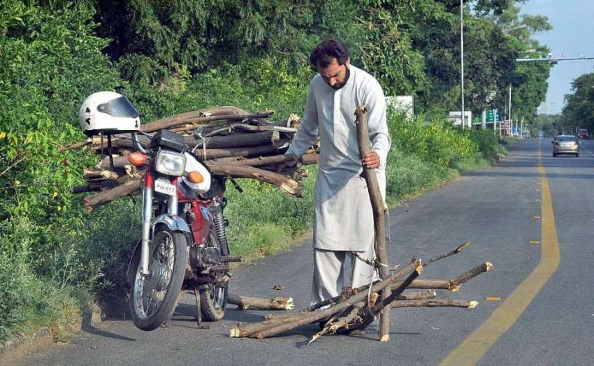 اسلام آباد: ایک شخص گھر کا چولہا جلانے کے لیے لکڑیاں موٹر ..