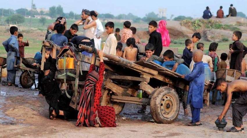 راولپنڈی: افغان بچے بارشی پانی سے نہا رہے ہیں۔