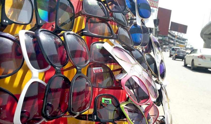 راولپنڈی: محنت کش سڑک کنارے دھوپ سے بچنے والی عینکیں فروخت ..