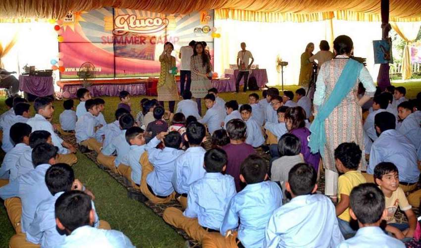 اسلام آباد: مقامی ہوٹل میں سمر کیمپ کے دوران سٹوڈنٹس کا گروپ ..