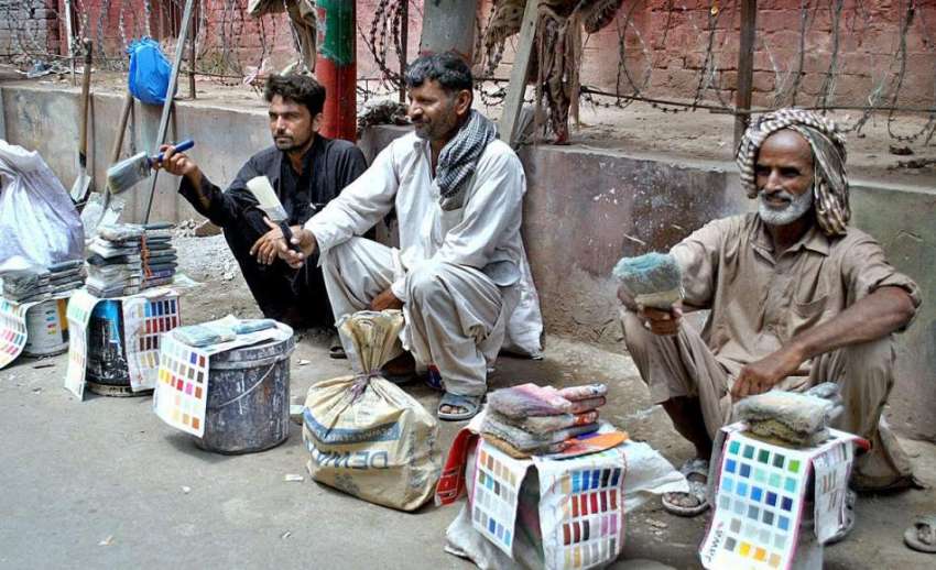 لاہور: سڑک کنارے بیٹھے مزدور دھاڑی کے منتظر۔