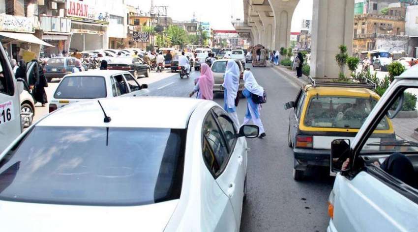 راولپنڈی: پیدل چلنے والوں کے لیے پل نہ ہونے کے باعث طالبات ..