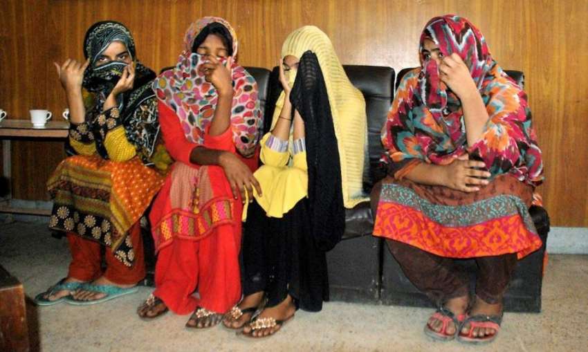 راولپنڈی: غربت سے تنگ آ کر گھر چھوڑنے والی لڑکیاں راولپنڈی ..