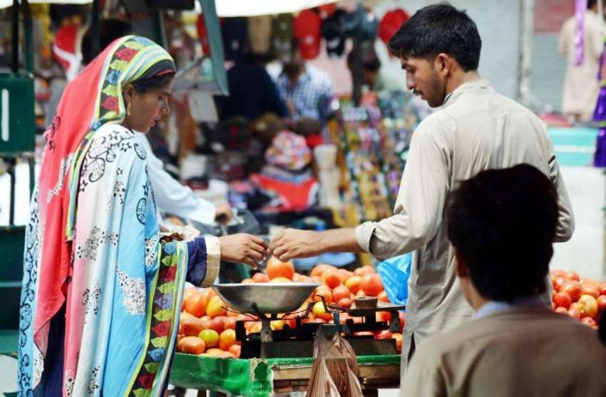 اٹک: خاتون ریڑھی بان سے ٹماٹر خرید رہی ہے۔