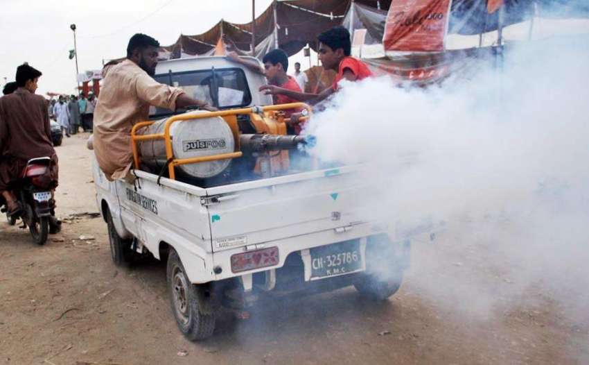 کراچی: کانگو وائرس کے تدارک کے لیے سپرے کیا جا رہا ہے۔