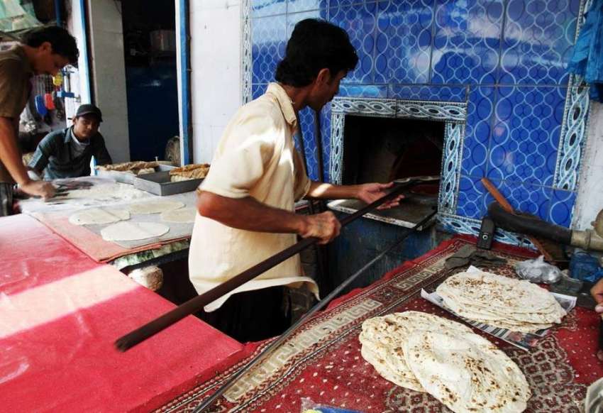 حیدر آباد: محنت کش روٹیاں لگا رہا ہے۔