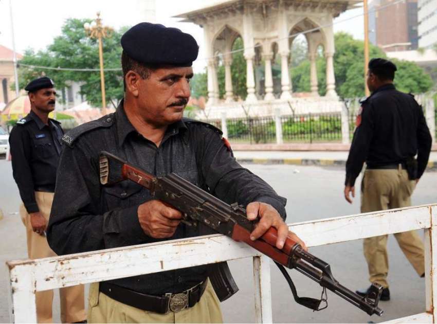 لاہور: پنجاب اسمبلی کے باہر سیکیورٹی اہلکار الرٹ کھڑے ہیں۔