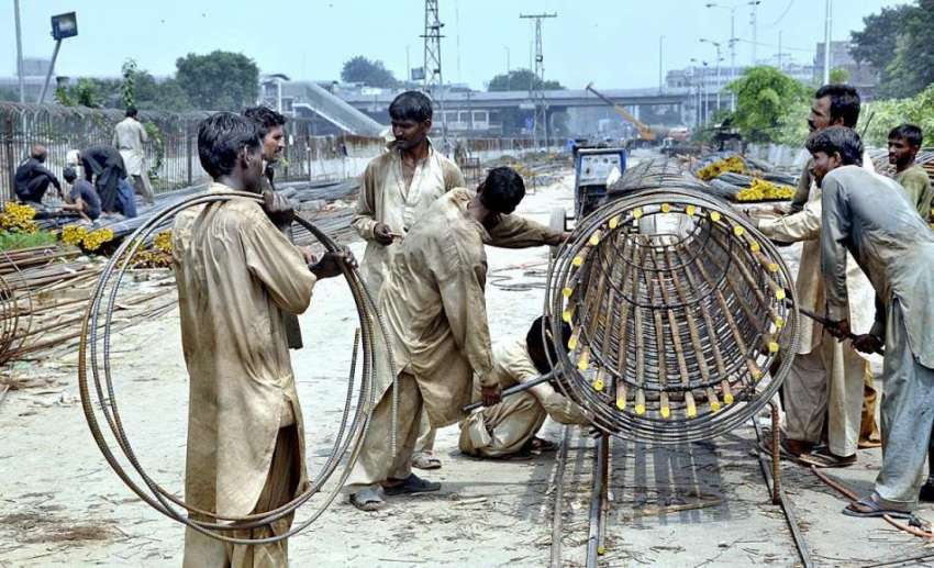 لاہور: مزدور اورنج لائن میٹرو ٹرین منصوبے پر کام کر رہے ہیں۔