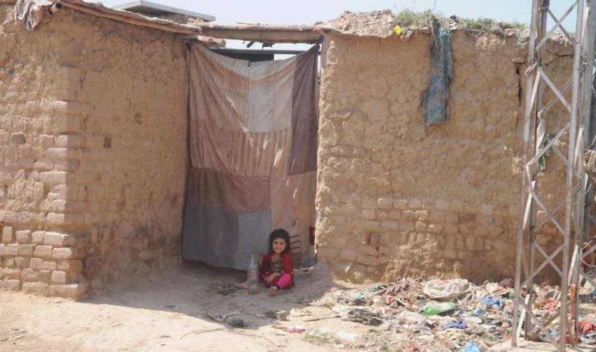 راولپنڈی: افغان کچی بستی میں ایک بچی اپنے گھر کے باہر کھیل ..