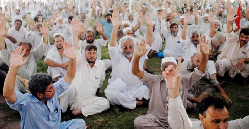 پشاور: واپڈا ملازمین اپنے مطالبات کے حق میں واپڈا ہاؤس میں ..