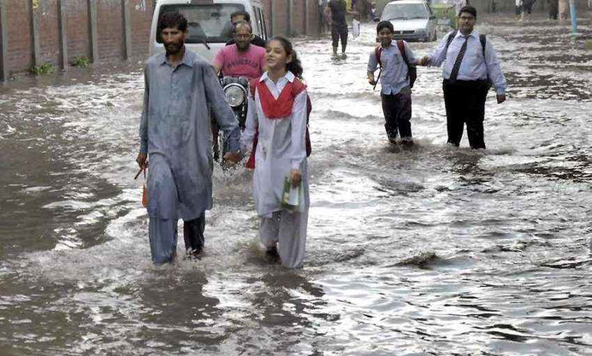 لاہور: شہر میں ہونیوالی موسلا دھار بارش کے بعد وارث روڈ پر ..