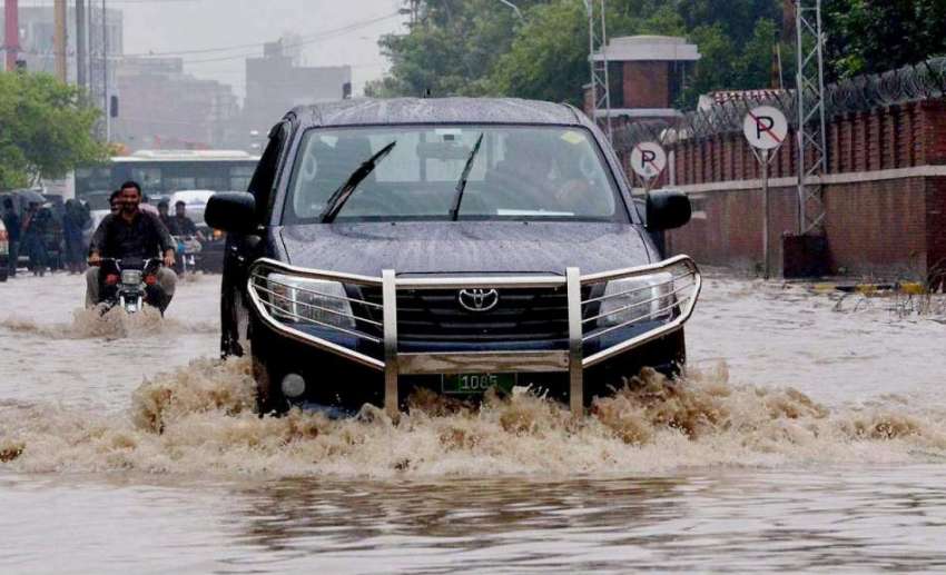 لاہور: صوبائی دارالحکومت میں ہونیوالی موسلا دھار بارش کے ..